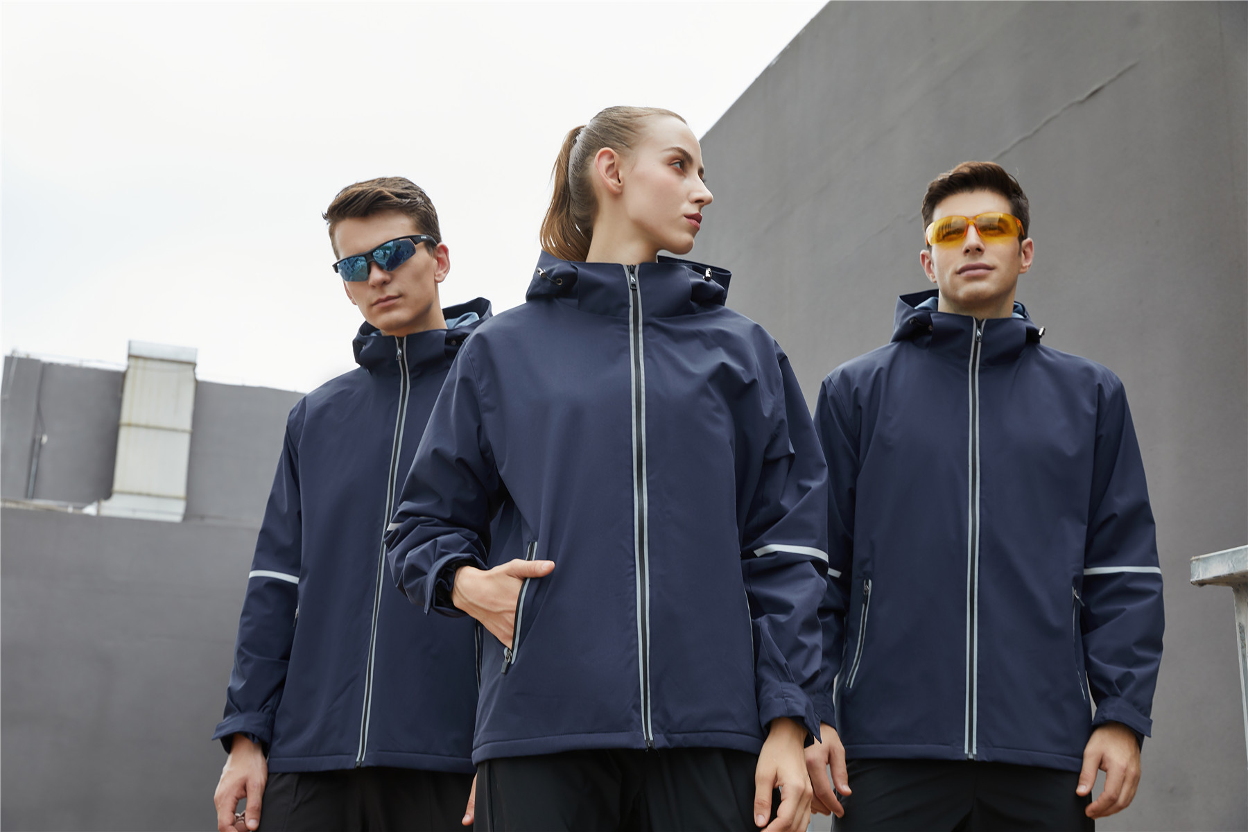 運(yùn)動(dòng)休閑沖鋒衣模特上身展示圖